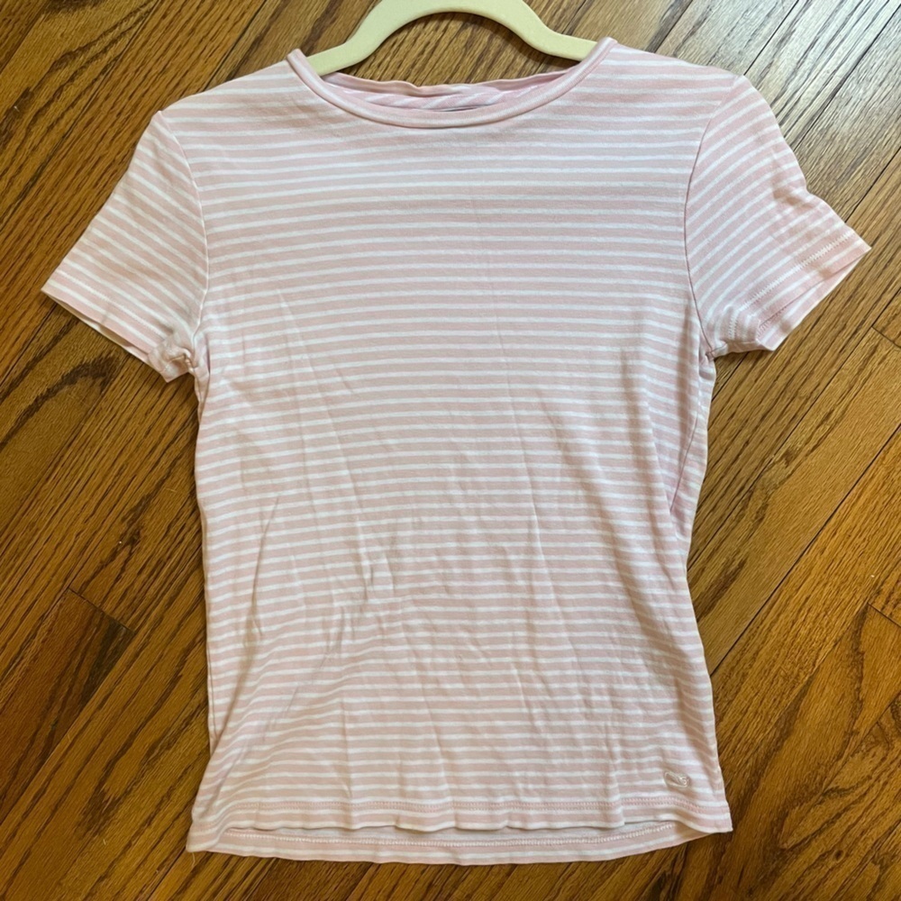 Women’s Vineyard Vines stripped pink t-shirt. Size XS